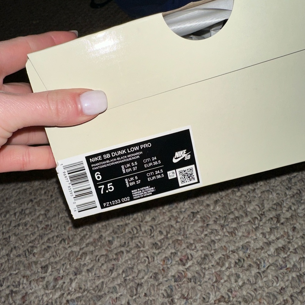 Nike SB Dunks - Picture 8 of 9